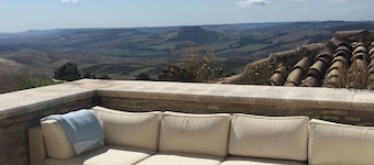 Charming house with stunning views in enchanting Irsina !