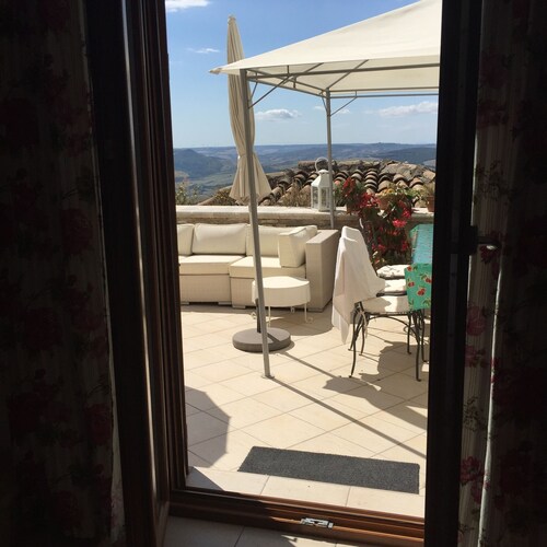 Charming house with stunning views in enchanting Irsina !