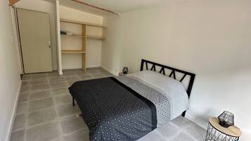 4 sovrum, skrivbord, strykjärn/strykbräda och resesäng