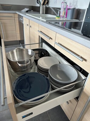 Een koelkast, een microgolfoven, een oven, een kookplaat