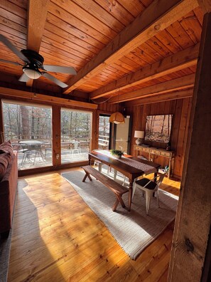 Smart-tv, een open haard en boeken