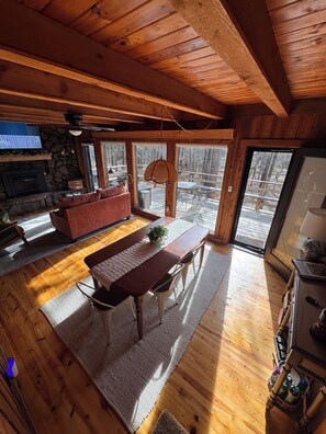 Smart-tv, een open haard en boeken