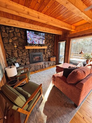 Smart-tv, een open haard en boeken