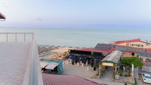 Double Room, Partial Sea View | Meja, ruang kerja komputer riba, Wi-fi percuma