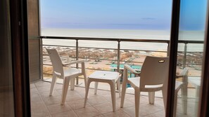 Bureau, espace de travail pour ordinateur portable, Wi-Fi gratuit