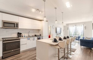 Réfrigérateur, micro-ondes, blender, îlots de cuisine