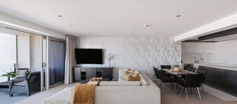 5th Floor Mount Retreat Space, Style & Sea Views