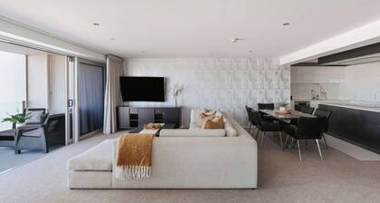 5th Floor Mount Retreat Space, Style & Sea Views