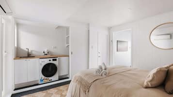 3 bedrooms, iron/ironing board, WiFi, bed sheets