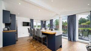 Villa | Living room - Paddock Lodges Executive 4 Bed Villa (Perth)