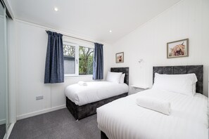 Villa - Paddock Lodges Executive 4 Bed Villa (Perth)