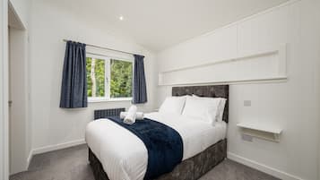4 bedrooms, laptop workspace, iron/ironing board, bed sheets