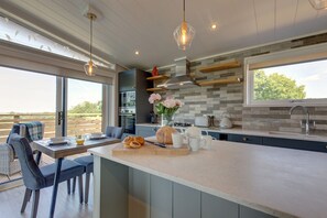 Microwave, dishwasher, coffee/tea maker - Chiffchaff, Ingoldisthorpe, Norfolk (Ingoldisthorpe)