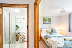 3 عدّة غرف نوم وخدمة الإنترنت وملاءات أسرّة