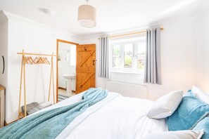 3 bedrooms, internet, bed sheets - Samphire Cottage, Holt, Norfolk (Holt)