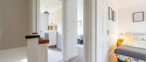 3 dormitorios, tabla de planchar con plancha, Internet y ropa de cama