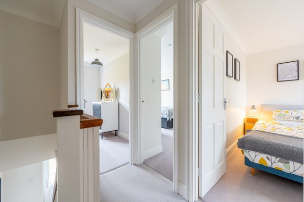 3 slaapkamers, een strijkplank/strijkijzer, internet, beddengoed