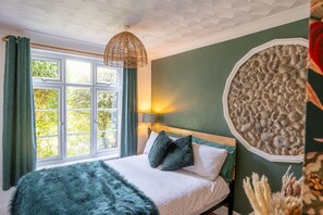 4 bedrooms, desk, iron/ironing board, internet