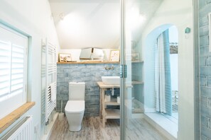 Shower, hair dryer, towels - Holly Cottage (Edgefield), Edgefield, Norfolk (Edgefield)