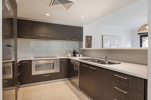Frigorifero, microonde, forno, piano cottura