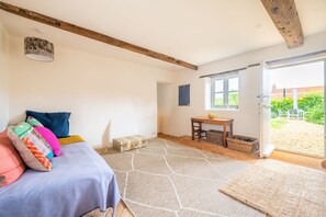 TV, fireplace - White End, Salthouse, Norfolk (Salthouse)