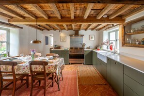 Micro-ondes, lave-vaisselle, chaise haute