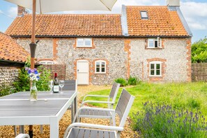 Outdoor dining - White End, Salthouse, Norfolk (Salthouse)