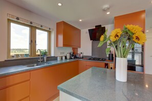 Een microgolfoven, een vaatwasser, een koffiezetapparaat/waterkoker