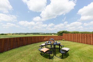 Outdoor dining - Fantail, Harpley, Norfolk (Harpley)