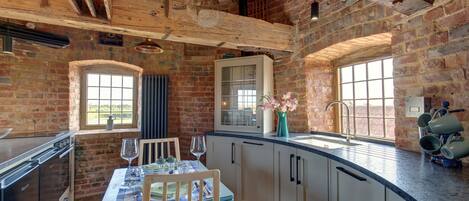 Een microgolfoven, een vaatwasser, een koffiezetapparaat/waterkoker