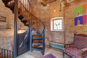 المنشأة من الداخل