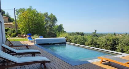 Provencal escape at the foot of the Ventoux: luxury bedding, magical sunsets