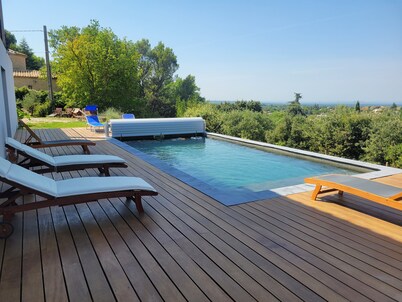 Provencal escape at the foot of the Ventoux: luxury bedding, magical sunsets