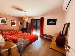 2 habitaciones, escritorio y tabla de planchar con plancha