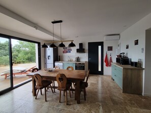 Een koelkast, een microgolfoven, een oven, een kookplaat