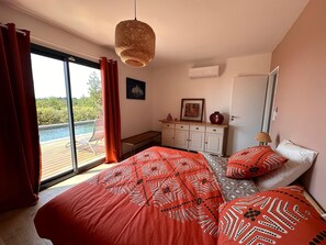 2 habitaciones, escritorio y tabla de planchar con plancha 