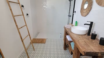 Douche, sĂšche-cheveux, serviettes fournies, savon