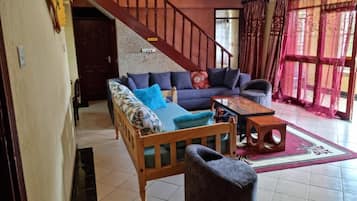 Family Bungalow, Garden View | Ruang tamu | 32 inci sebuah televisyen pintar dengan digital