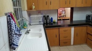 家庭單棟小屋, 花園景 | 私人廚房 | 雪櫃、微波爐、廚房用具/餐具/器皿