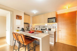 Kühlschrank, Mikrowelle, Herdplatte, Toaster