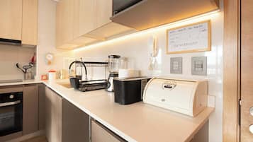 Kylskåp, mikrovågsugn, spishäll och brödrost