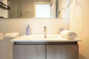Shower, hair dryer, towels