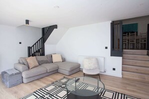 TV, fireplace, offices