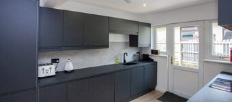 3 Bed - Parking with Garden 10mins to Airport
