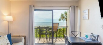 Cute 1 bedroom Oceanfront Condo- New Rental!