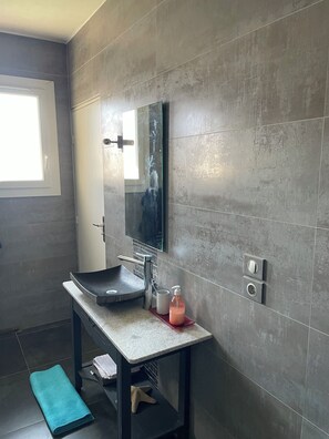 Secadora de cabello, toallas, jabón, papel de baño