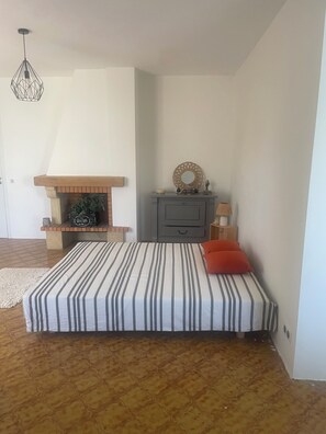 3 chambres, fer et planche à repasser, Wi-Fi, draps fournis