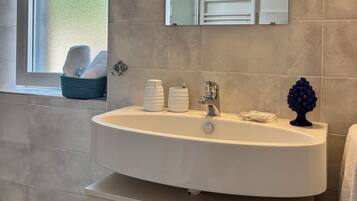 Standard-Doppel- oder -Zweibettzimmer, Gartenblick | Badezimmer