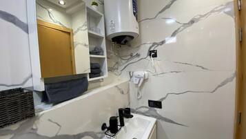 Dusche, Haartrockner, Handtücher, Seife