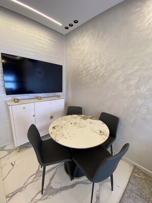 Dining - A bright, cozy apartment in the heart of Maarif: 2 bedrooms, Wi-Fi, air conditioning, free parking (Berkane)